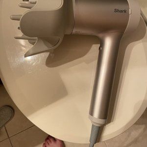 SHARK BLOW DRYER WITH TWO ATTACHMENTS NEW